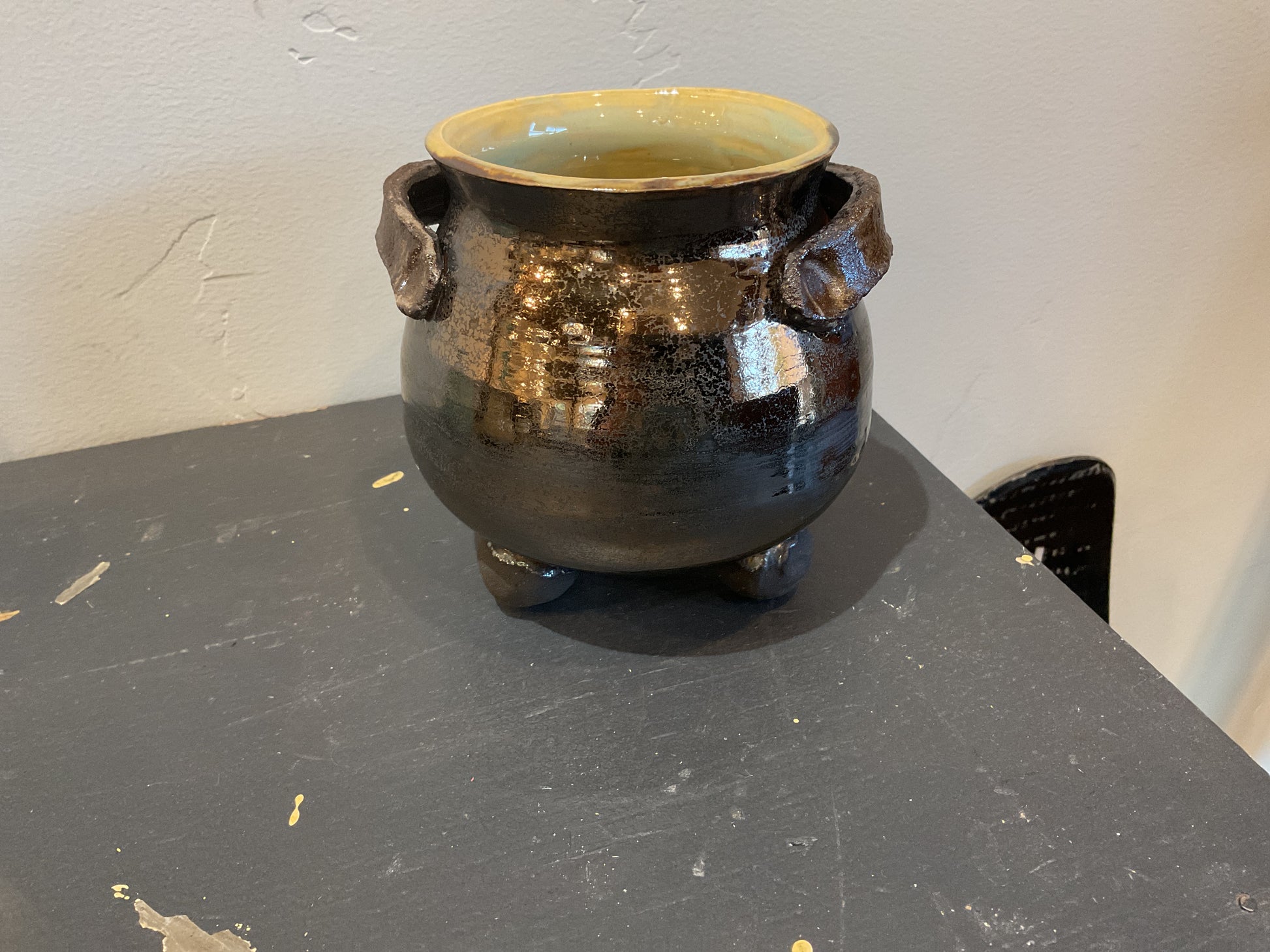 Pottery- cauldron antique gold
