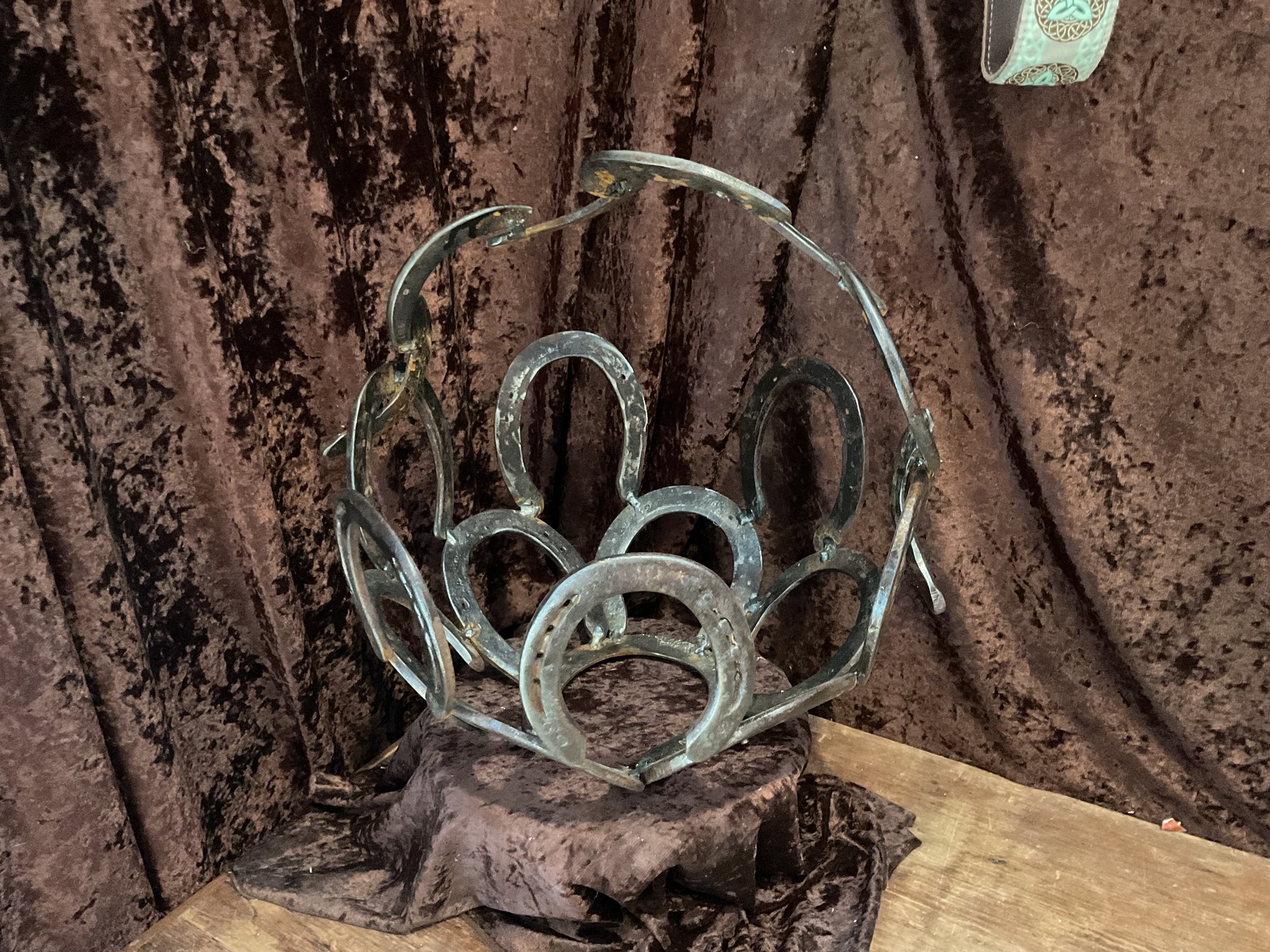 Horseshoe basket