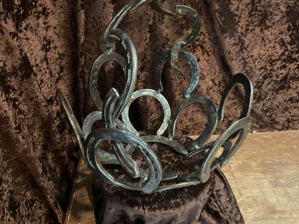 Horseshoe basket