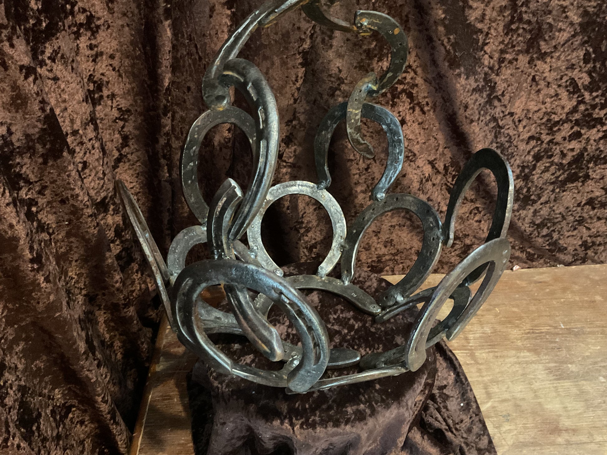 Horseshoe basket