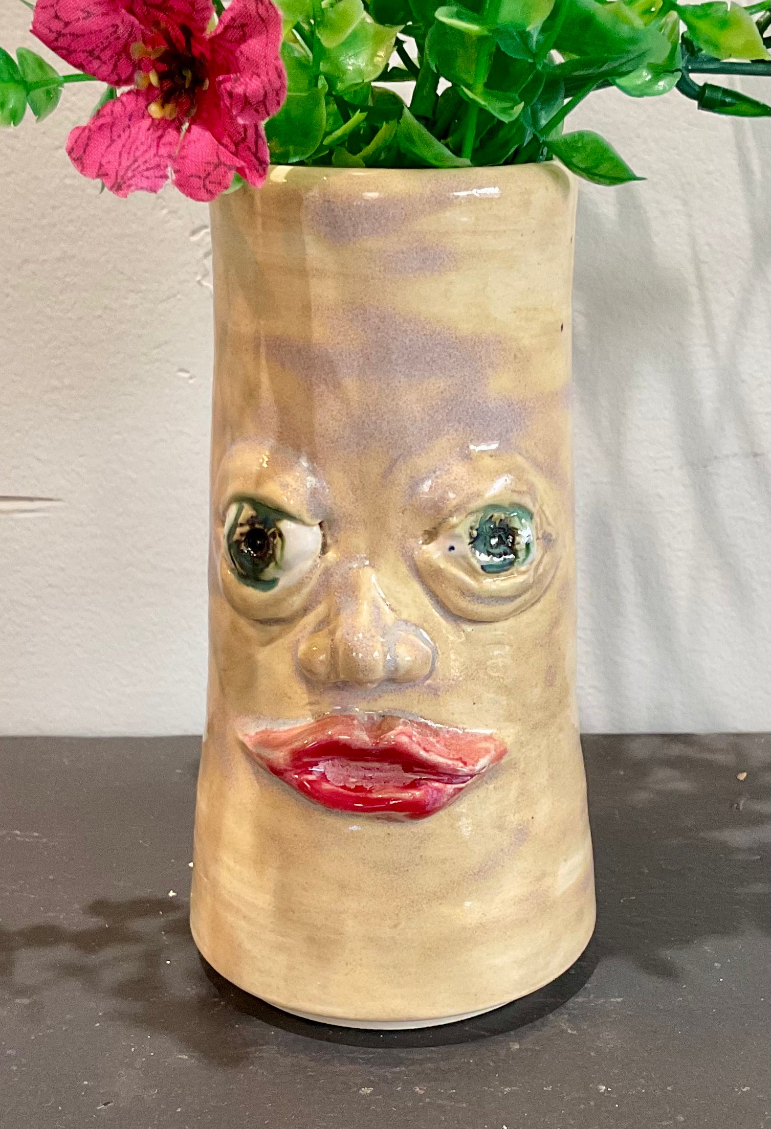 Pottery-sculpted face vase