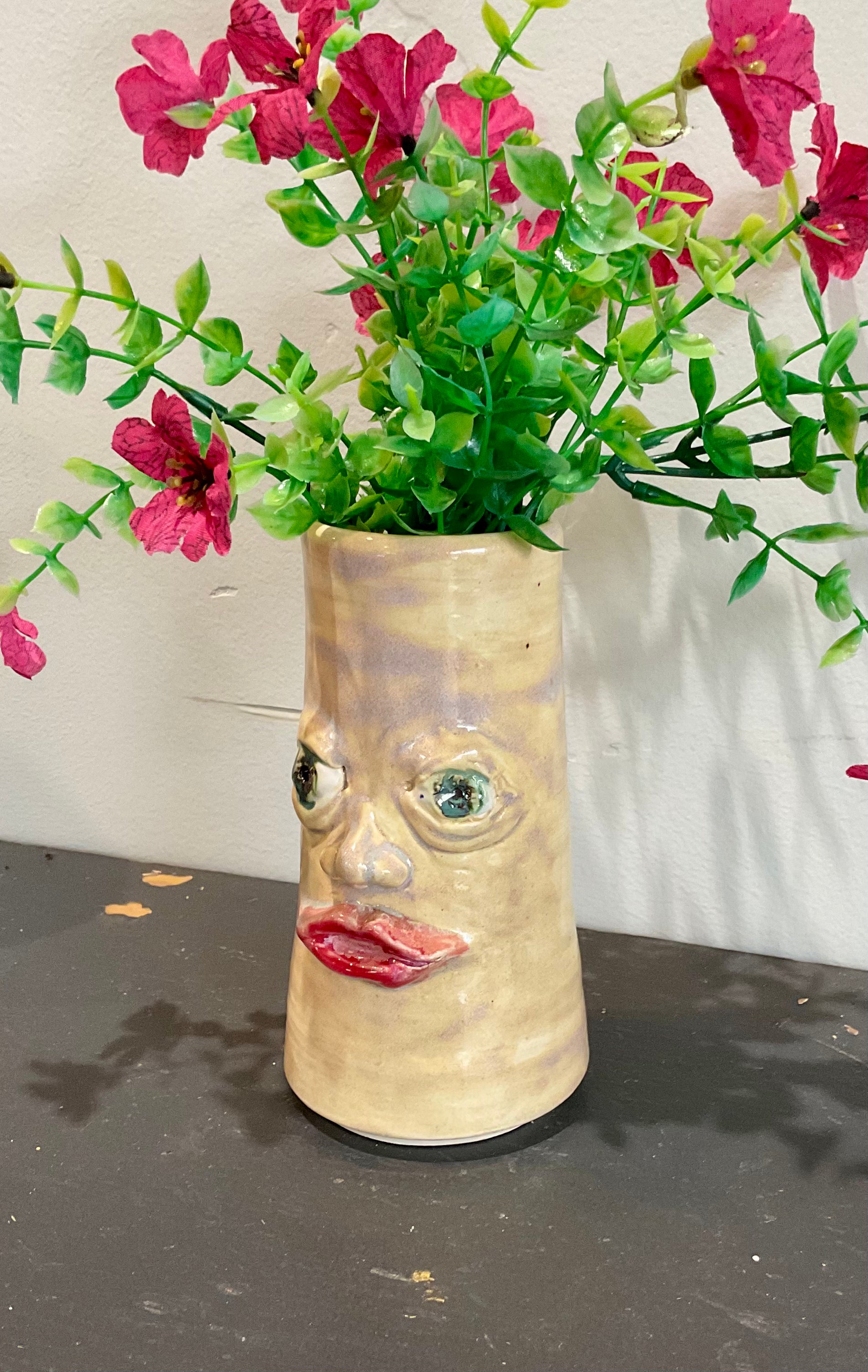 Pottery-sculpted face vase